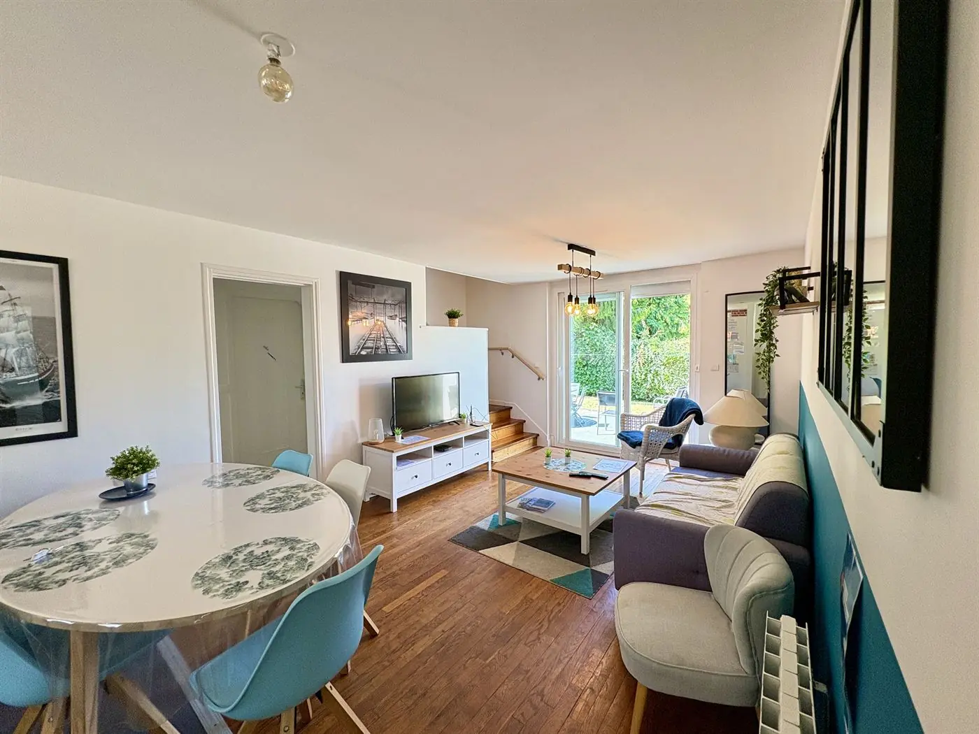 Pièce à vivre de la maison des parents, vue sur la terrasse